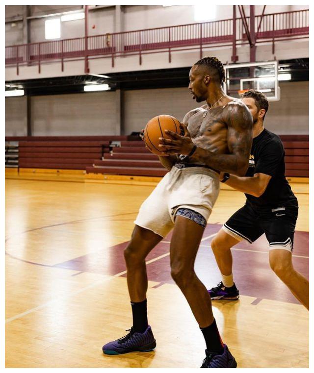 超人回来了霍华德重返母校训练大秀肌肉下赛季要为湖人冲冠