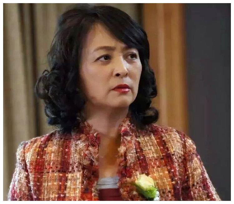 三嫁外国人,却均遭抛弃的"女星"李勤勤,如今蓬头垢面手拿旧包