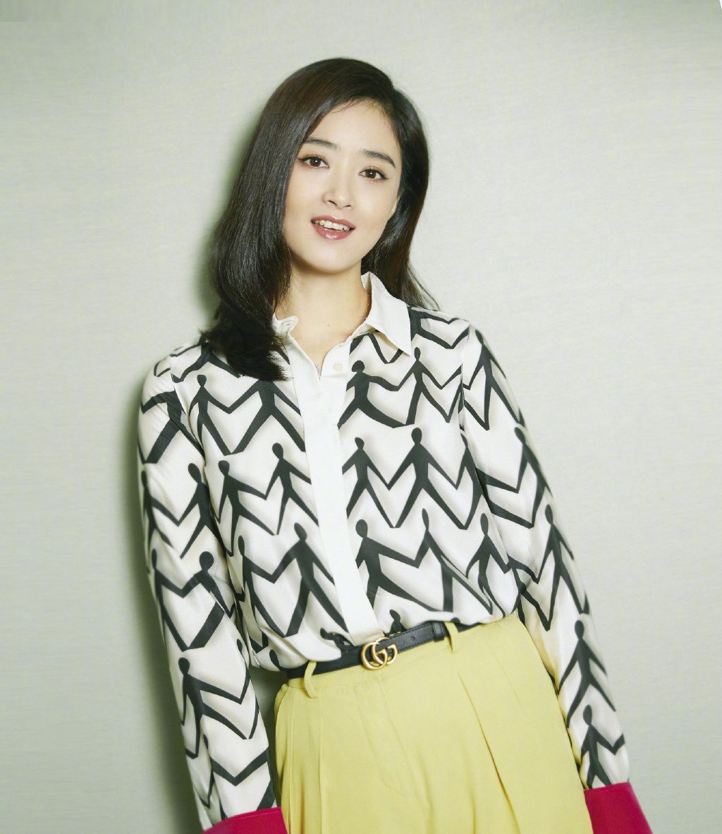 魅力十足的蒋欣,飘逸的长发,精致的五官,你中意她吗?_高清图集_新浪网