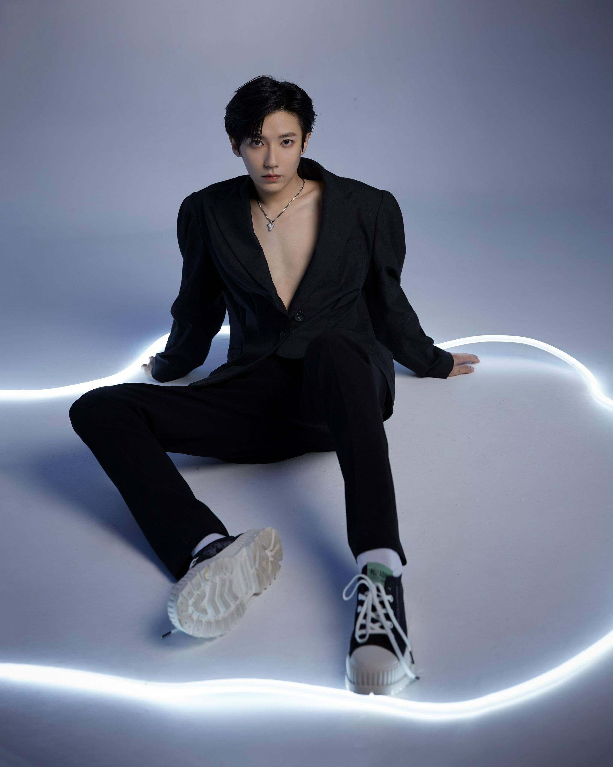 贾征宇allblack写真释出真空西装造型氛围感十足