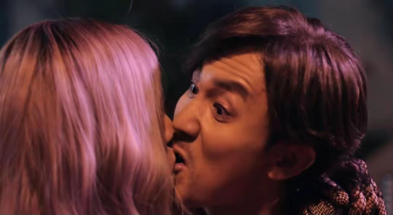 TVB热播剧好带劲，星二代挑战激情戏，演员男扮女装和男主激吻休闲区蓝鸢梦想 - Www.slyday.coM