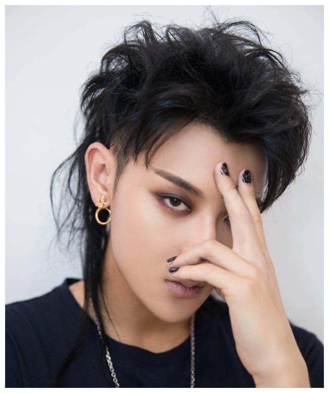 男星挑战烟熏妆,蔡徐坤帅,周震南精致,白敬亭:无法拒绝的魅力