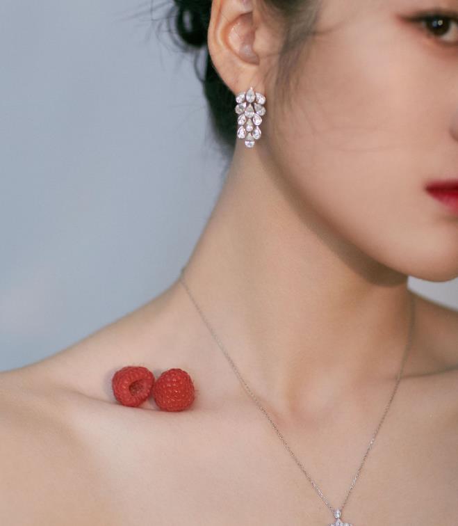 张雪迎锁骨放草莓火了体重超90斤都不做到不信你来试试