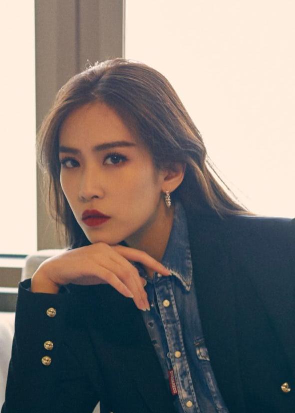 她是《庆余年》最霸气女帝,戏外用毒汁袜配高跟鞋,这腿是最长的