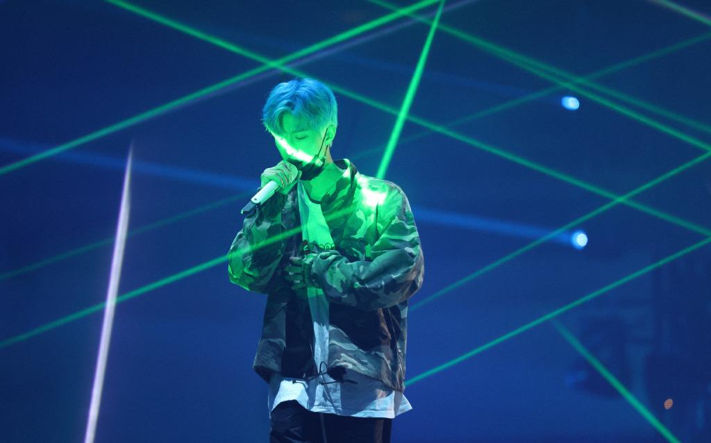 留声机发布范丞丞演唱会彩排现场照 蓝发爱豆·丞已准备就绪