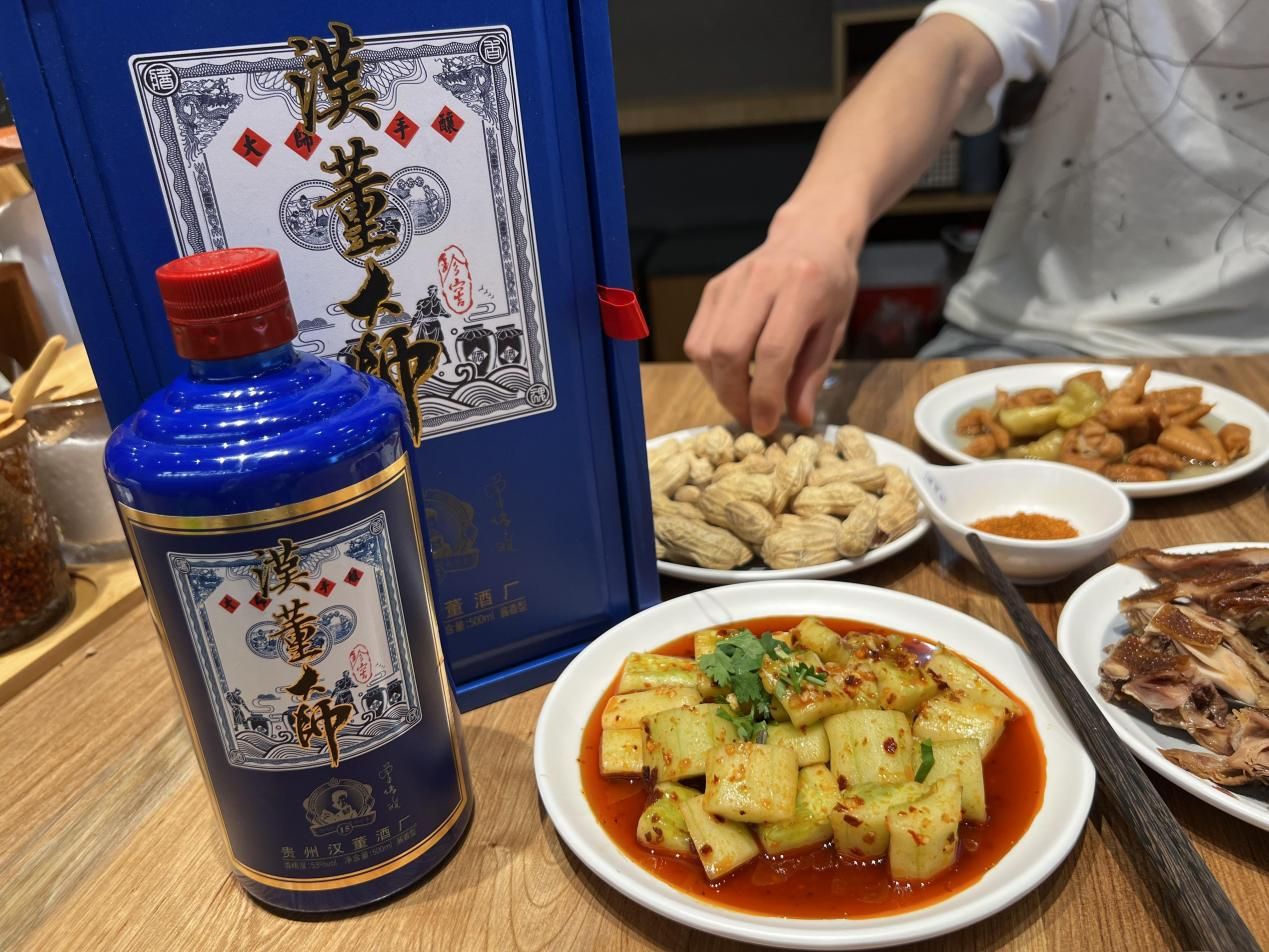 山西一煤老板晒酒柜 不见茅台反而摆满 廉价酒 引发网友热议 酒柜 煤老板 六曲 新浪新闻