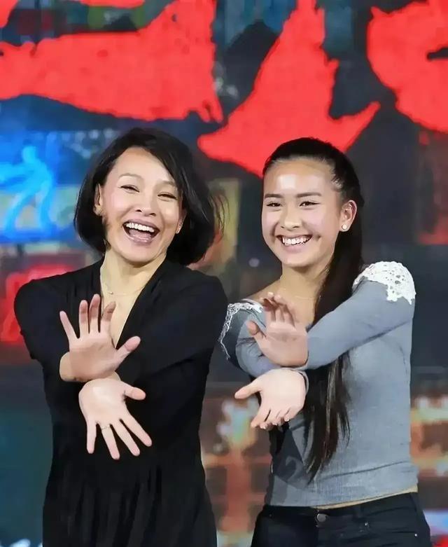 陈冲一家四口同框两女儿比妈妈更有明星相引起网友热议