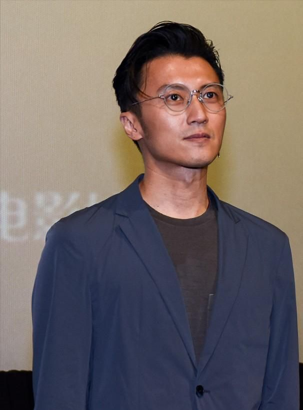 谢霆锋生图真是"锋味"满满,单带耳钉配文艺眼镜,看着真帅气__财经头条