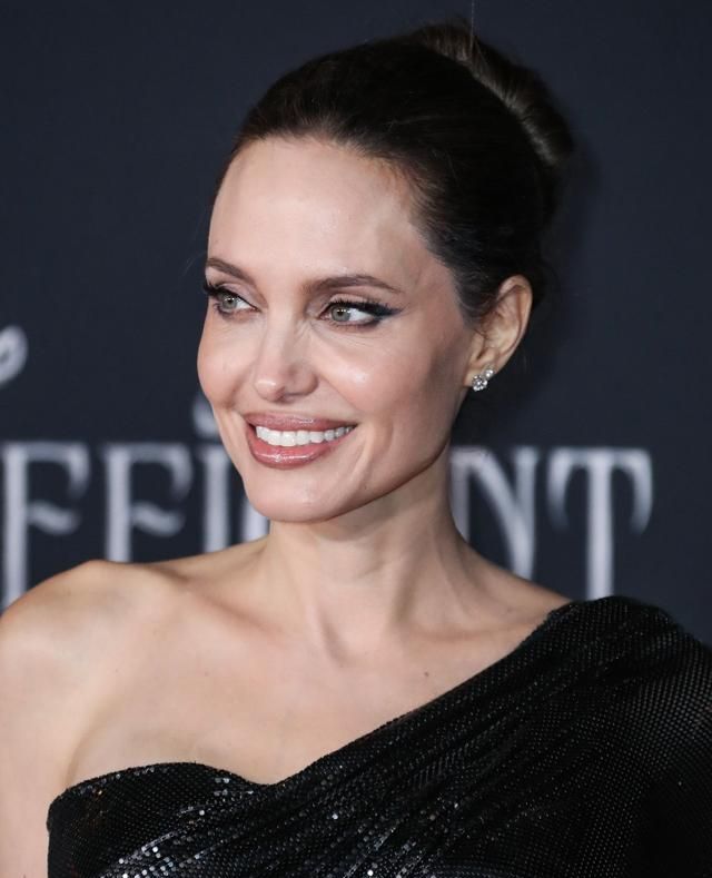 安吉丽娜-朱莉身着黑色晚礼服出席《玛琳:邪恶的情妇》世界首映