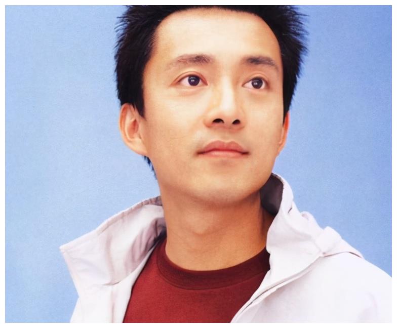 51岁亚宁近照曝光曾被称最帅主持今头发花白皱纹如沟