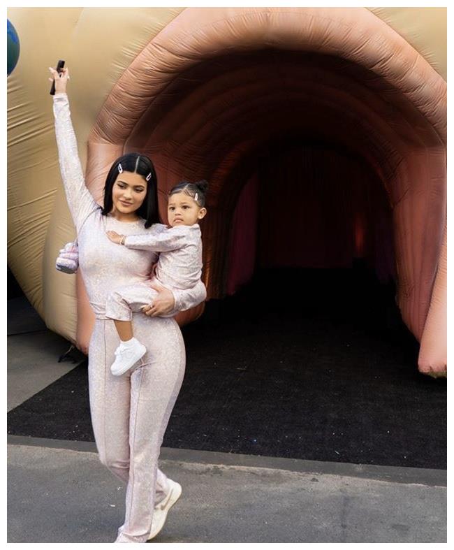 stormi是真的很可爱,因为爸爸是黑人,妈妈是白人,所