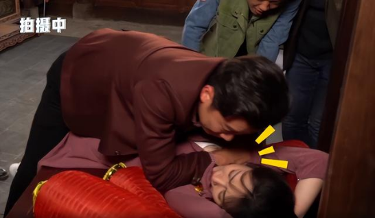 赵丽颖新戏上演低俗婚闹,妹妹衣服被撕坏,男演员绅士细节引夸赞休闲区蓝鸢梦想 - Www.slyday.coM 赵丽颖新戏上演低俗婚闹,妹妹衣服被撕坏,男演员绅士细节引夸赞休闲区蓝鸢梦想 - Www.slyday.coM