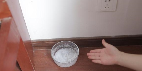 第一招:肥皂水驱蚊法!我们准备水,糖,洗衣粉!搅拌均匀!