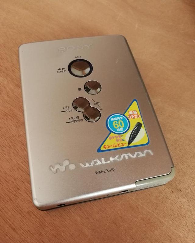 翻出压箱底的索尼walkman随身听,无奈磁带早已绝迹