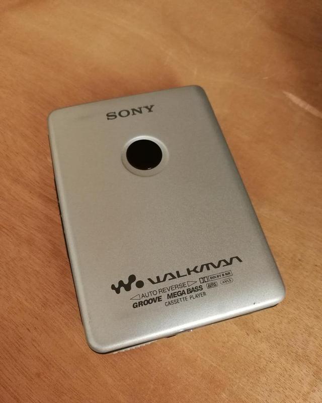 翻出压箱底的索尼walkman随身听,无奈磁带早已绝迹