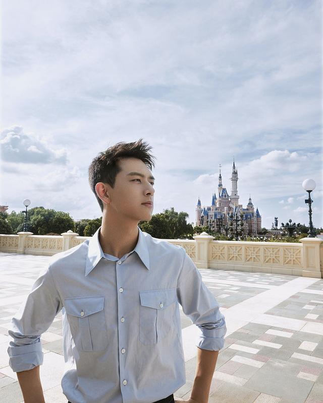 1 / 6 2021年7月17日,上海,李现亮相百事可乐活动并在迪士尼拍摄写真