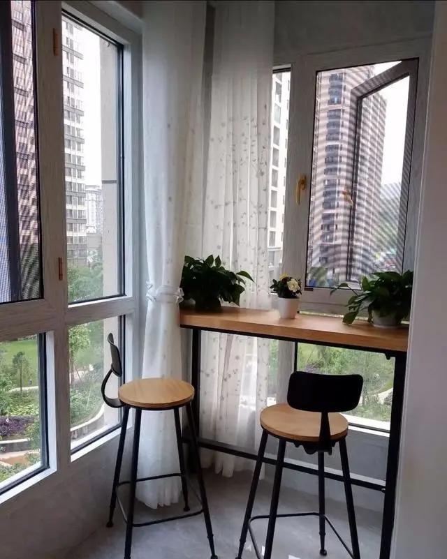 这样在阳台靠窗的位置装个小吧台喝茶观景不要太惬意