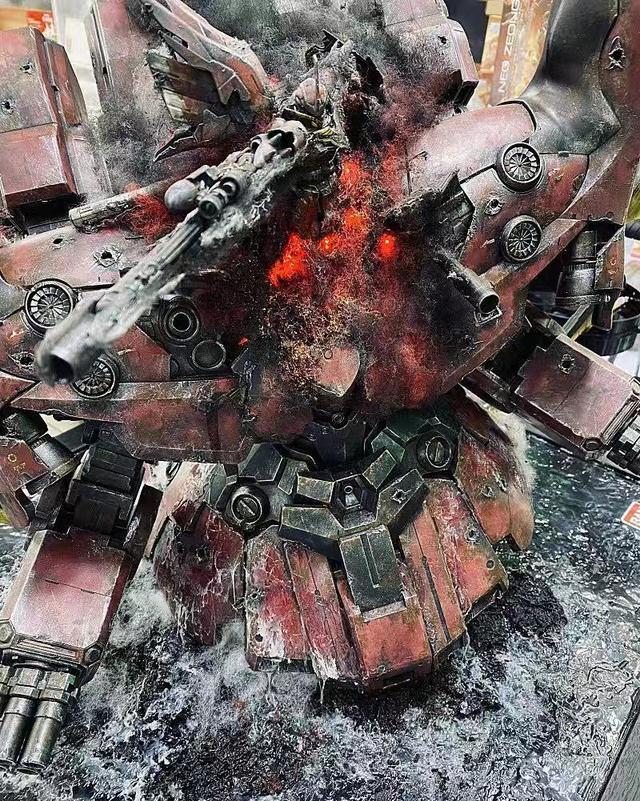 如果这个水中战损新安洲场景再搭配一台战损独角兽高达模型就更帅气了