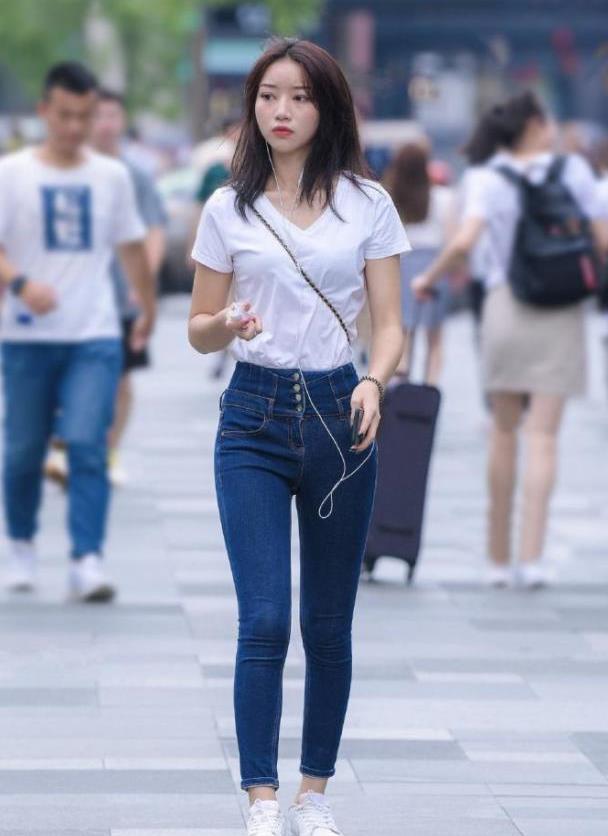 白色t恤配修身牛仔裤,简约大方