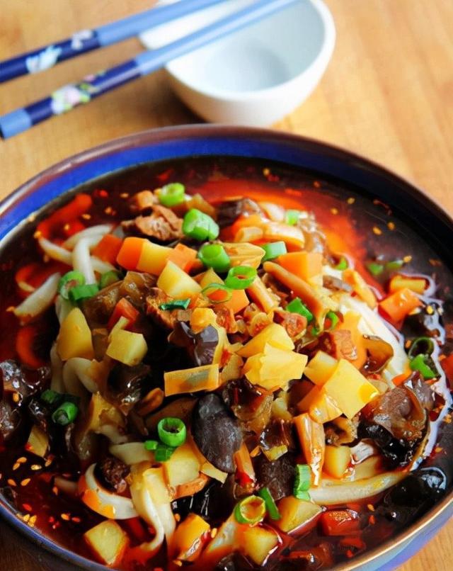 一碗肉臊子汤加上一把面条,做成的臊子面,香辣可口,实在太香了