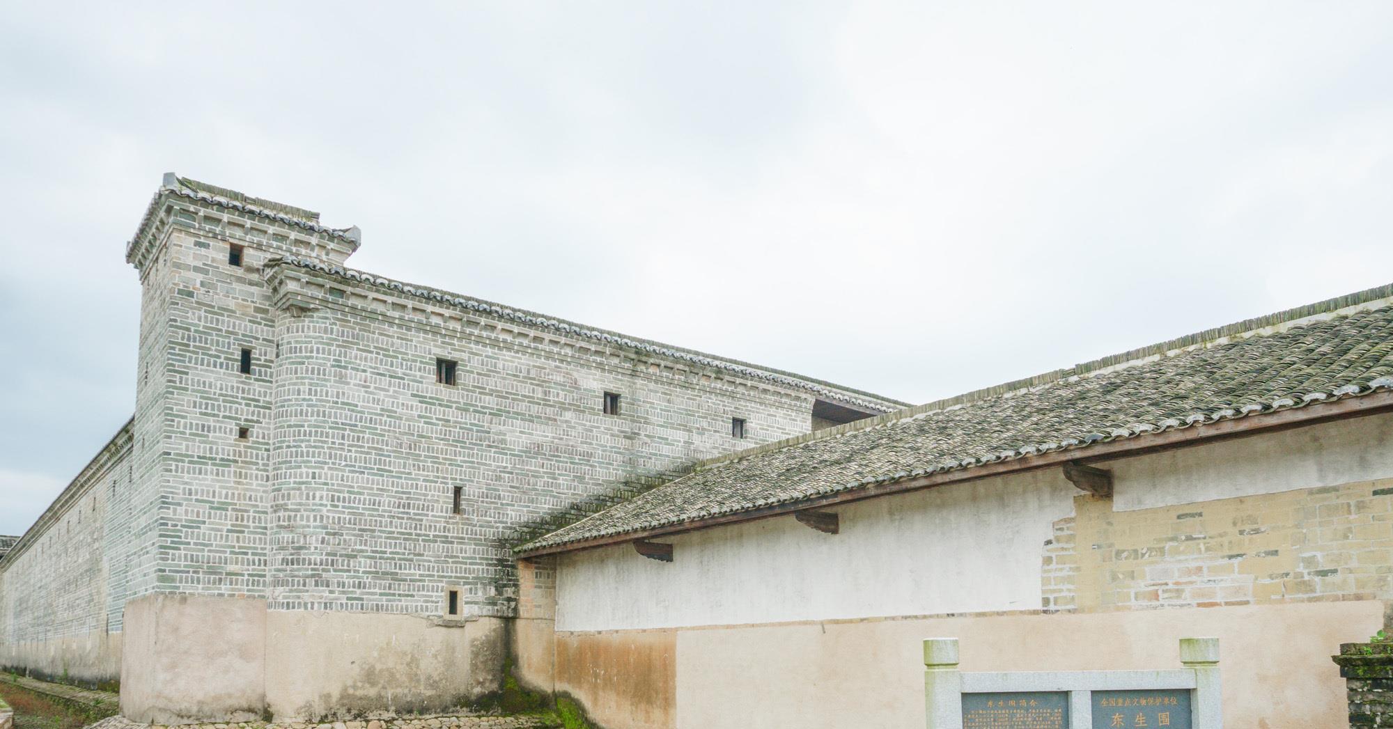 中国最大的方形围屋就位于江西的赣州,被誉为"中华民居一绝"