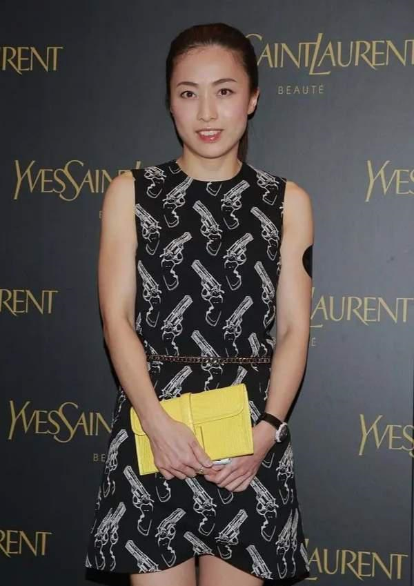 甘比晒近照变洋气,3岁女儿罕见露正脸,剪刘海似迷你姐姐太像爸