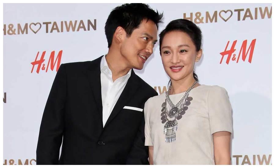 高圣远删光夫妻合照传离婚后,周迅首度现身,脸上全程挂着笑容