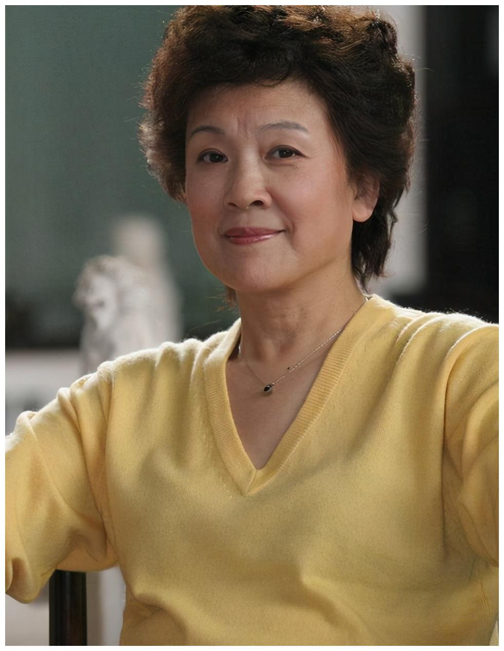 国家一级演员宋春丽,终生未生育,却在61岁当奶奶的年纪当了妈