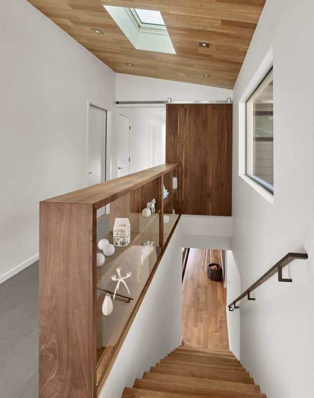 二楼楼梯口不装护栏,砌堵墙防护效果杠杠滴,还能多个电视柜