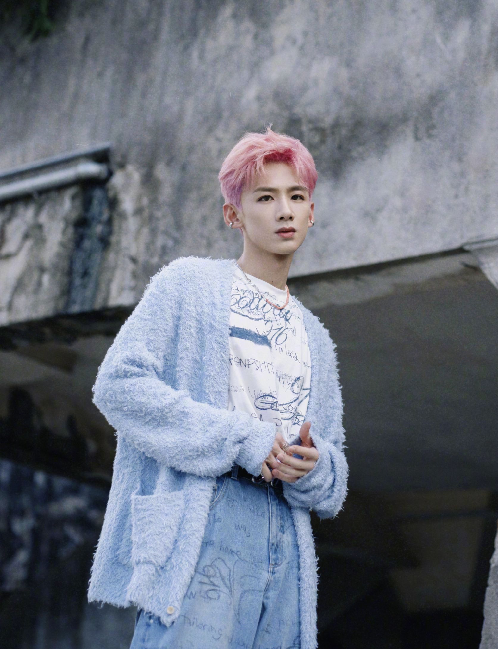 白敬亭粉色头发有多绝皮肤白皙脸蛋精致宛如漫画里的美男子