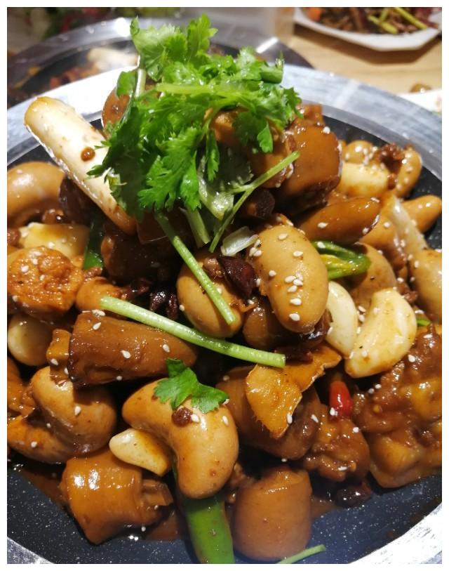 8男2女在郑州宏明路吃肉喝酒188块钱的猪尾巴焖鸡腰子真带劲