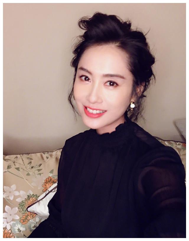 朱茵素颜近照曝光,现身大学拍戏,梳短发气质干练状态超好