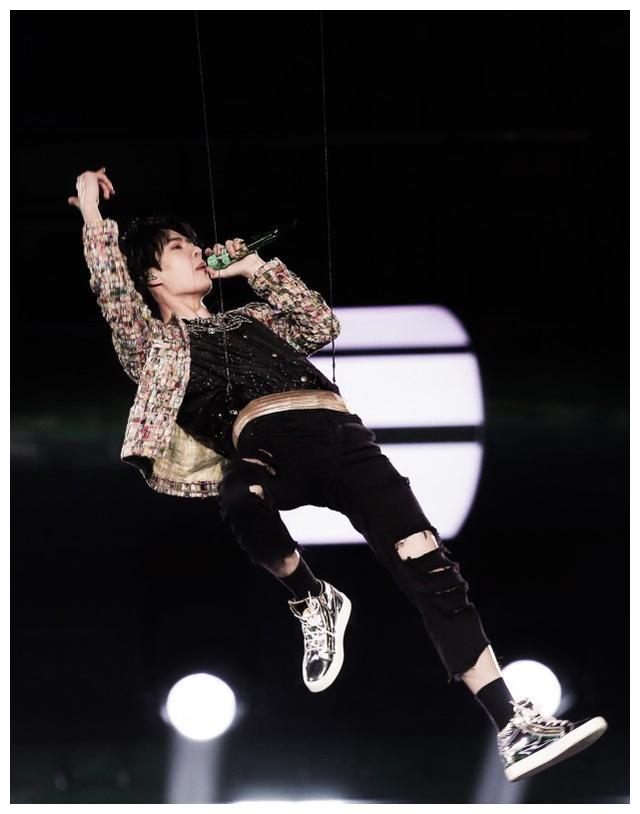 王一博跨年吊威亚后空翻,何炅表情亮了,现场被震撼到说不出话__财经