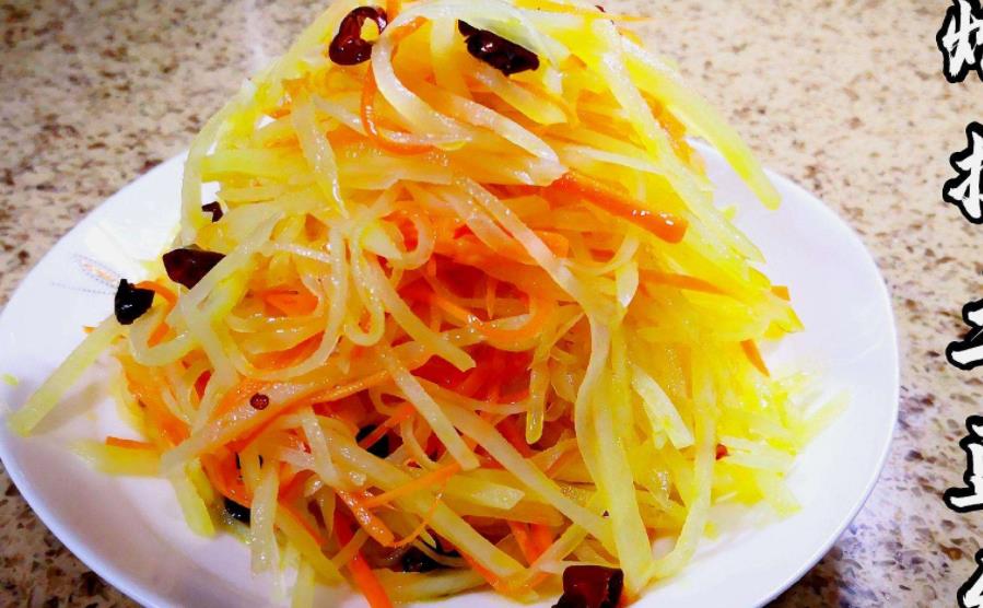 炝炒土豆丝是一道家常菜肴许多朋友都爱吃想想都流口水