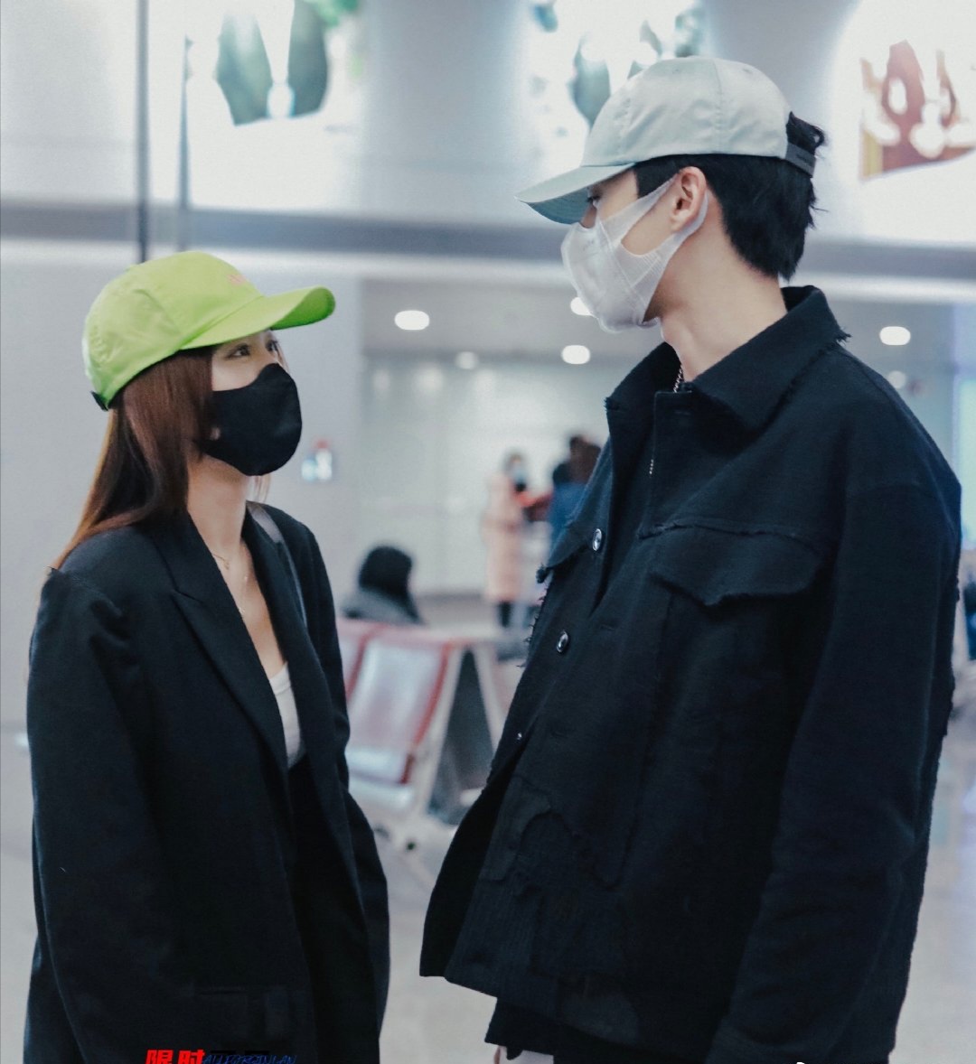 42岁秦岚现身机场小19岁弟弟王鹤棣接机二人将上演姐弟恋