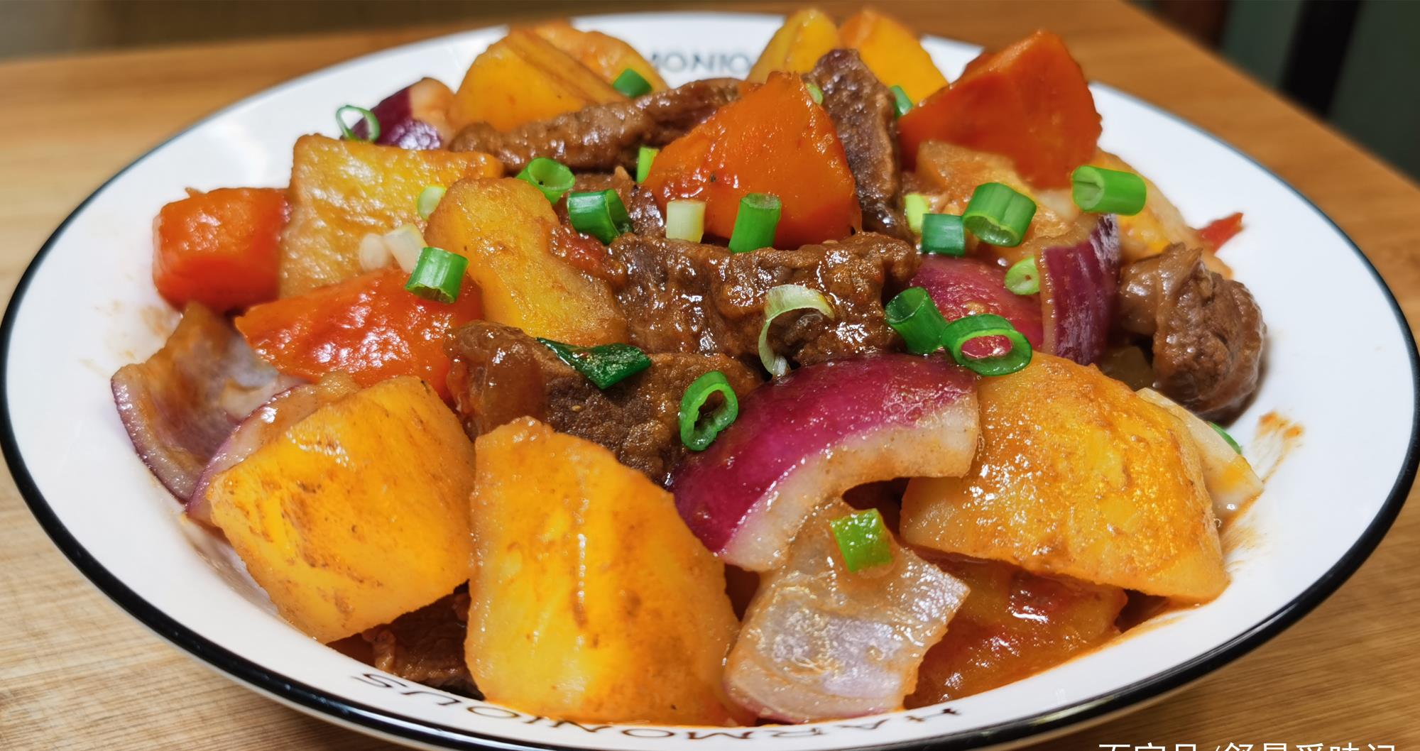 今天介绍家常"土豆炖牛肉"的做法,不用高压锅,炖出的牛肉同样软烂入味