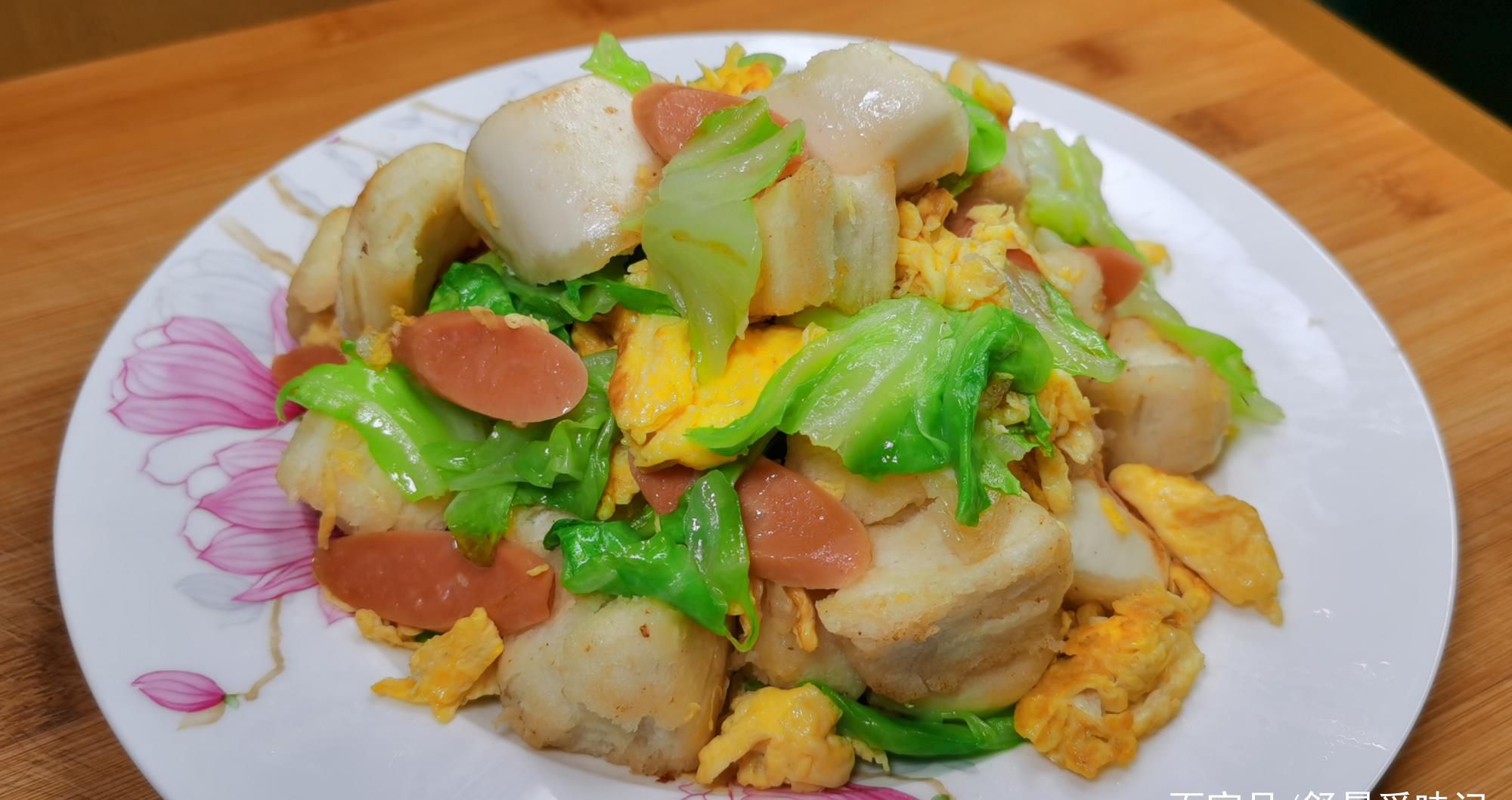 家有剩馒头别发愁搭配鸡蛋做成炒馒头吃一次就念念不忘