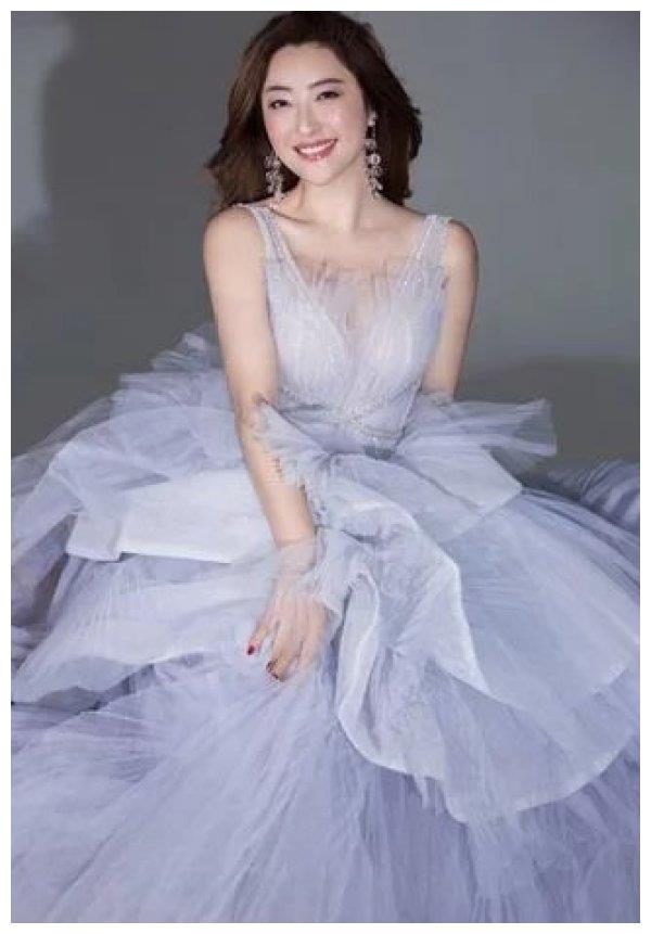 金美儿新歌蓝色风大片曝光尽显不一样的温柔女人范儿