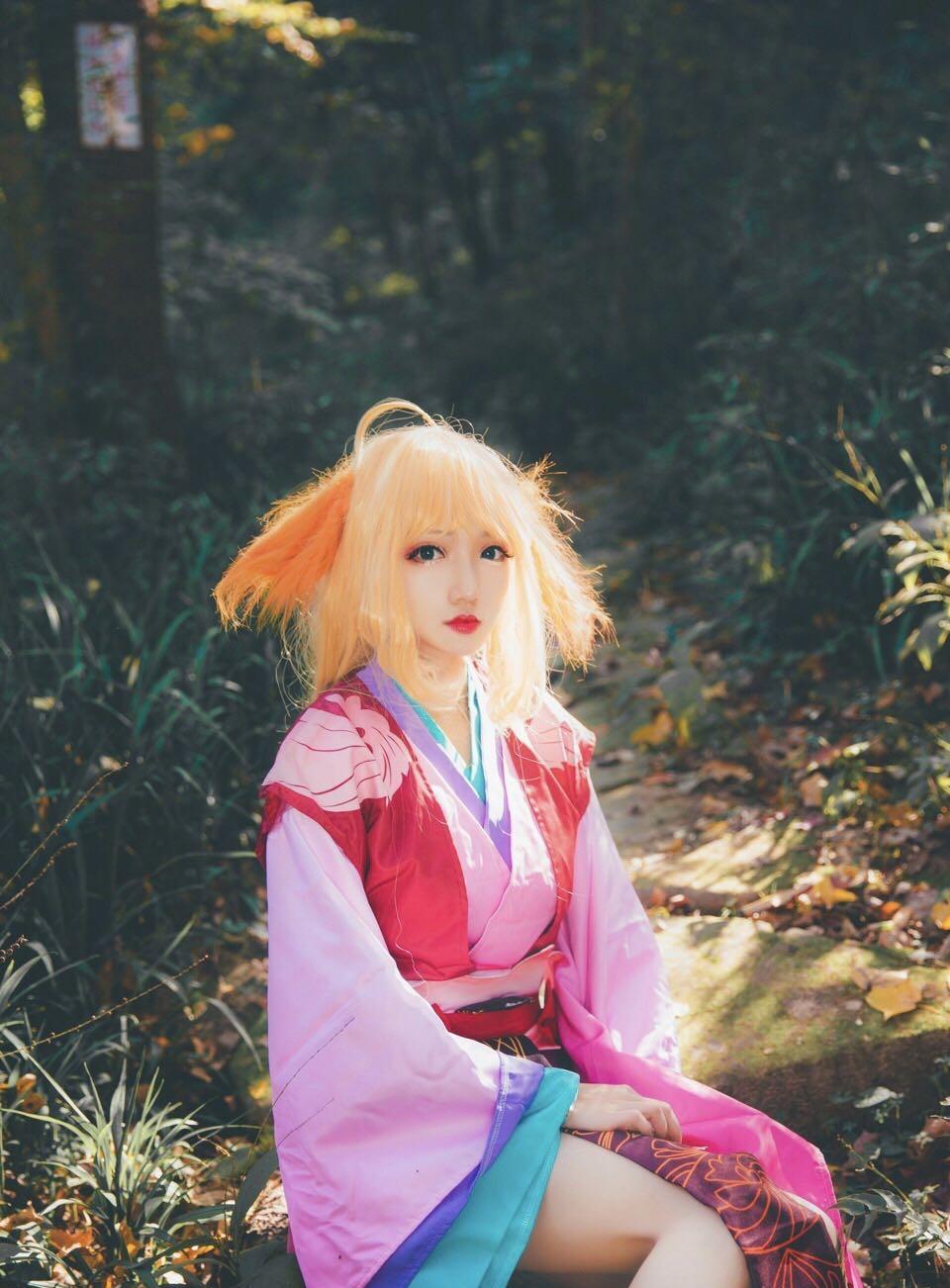 狐妖小红娘涂山红红cos,绒绒狐耳可爱软萌,大长腿超吸睛__财经头条