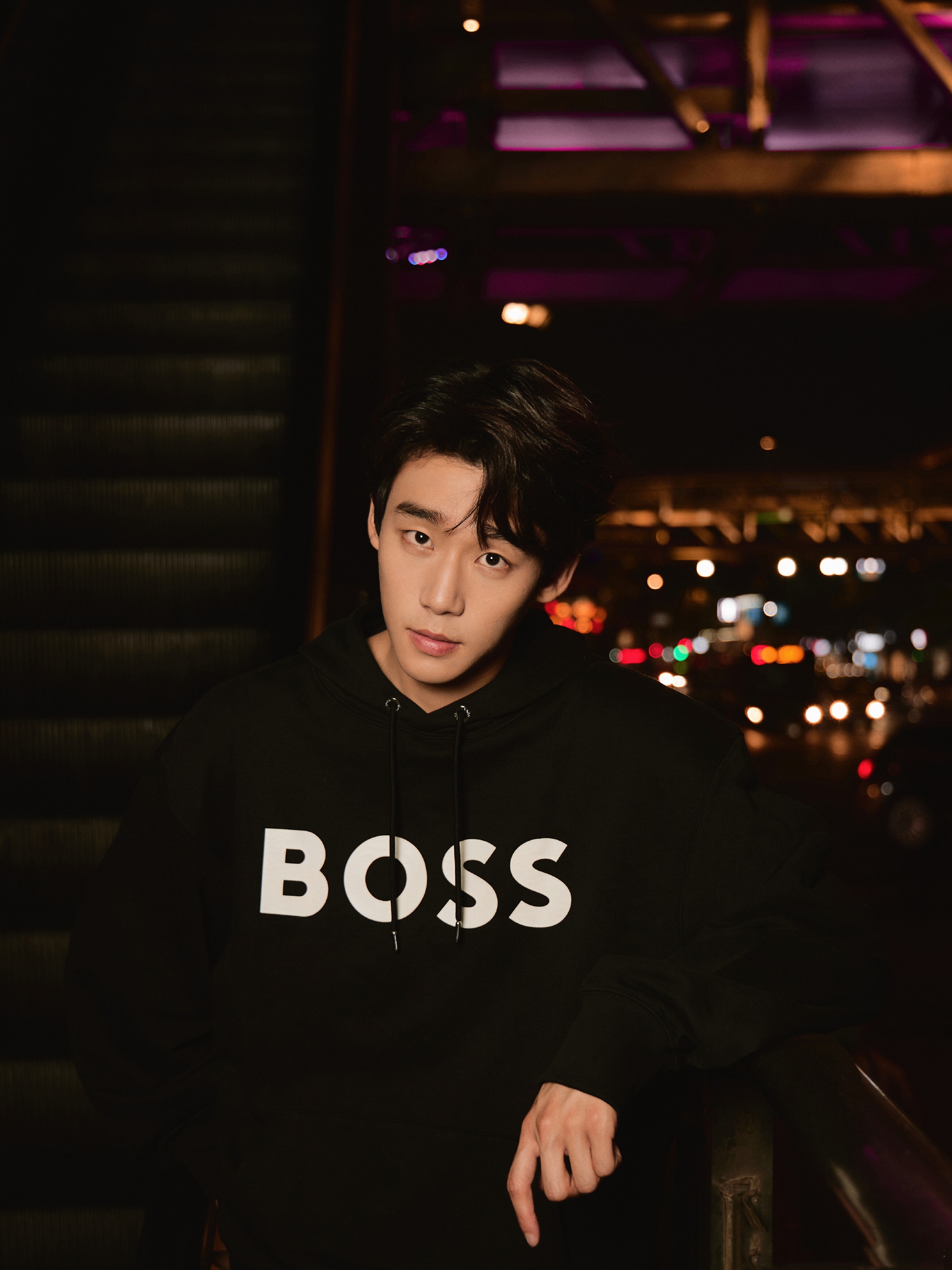 谢兴阳晒照告别五月 暗夜黑装扮尽显少年酷帅风格__财经头条