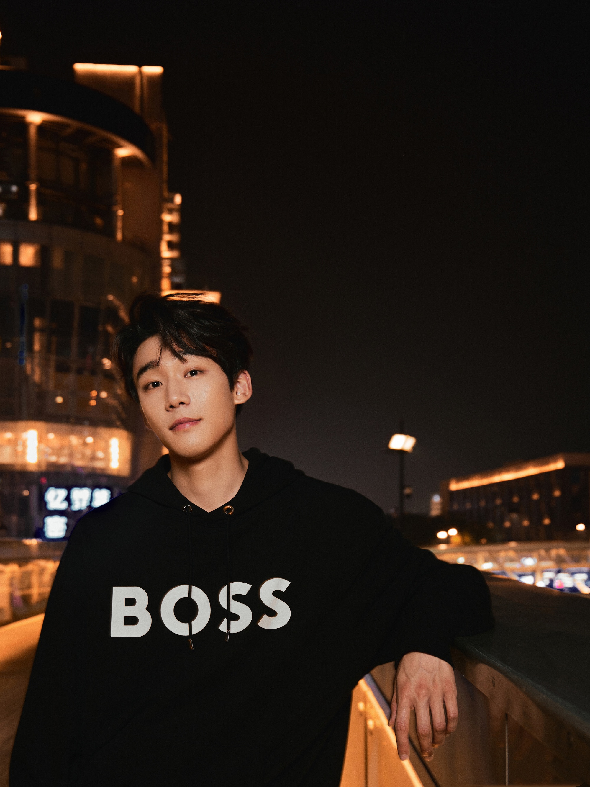 谢兴阳晒照告别五月 暗夜黑装扮尽显少年酷帅风格__财经头条