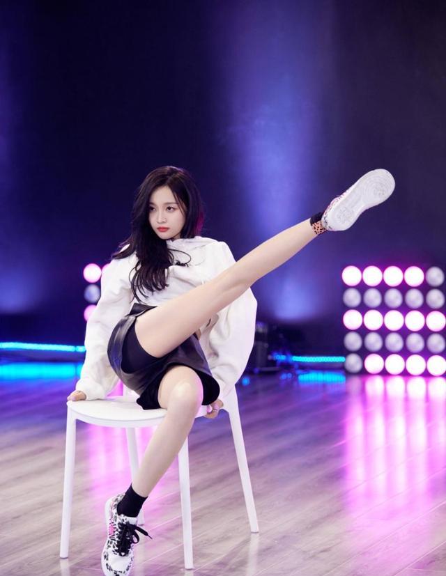 小鬼吴宣仪恋爱综艺路透很有夏日气息