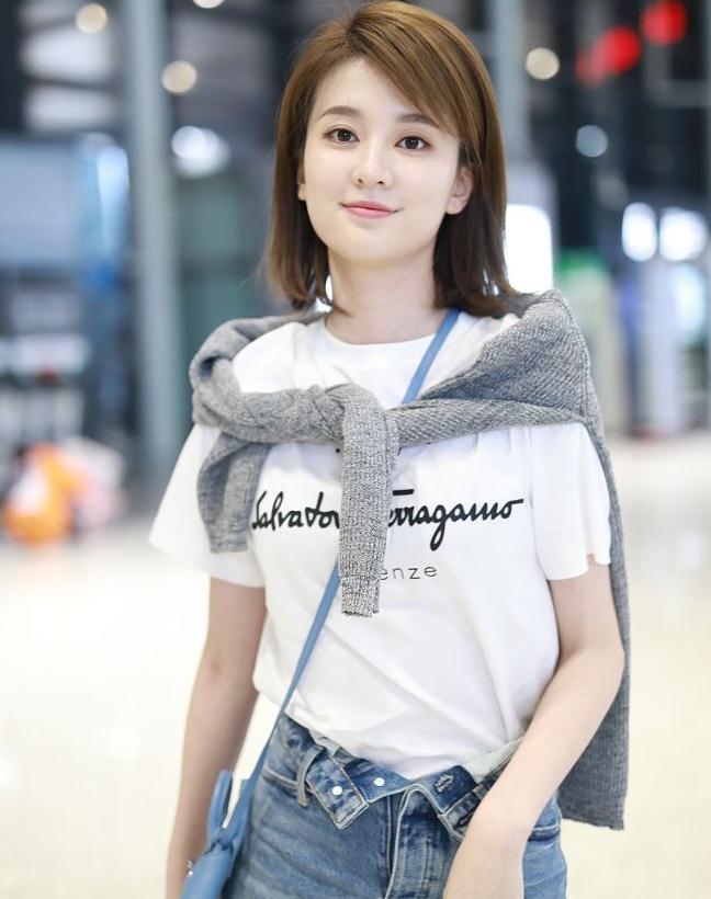 乔欣街拍:t恤牛仔短裤chanel球鞋 akris迷你包青春活力