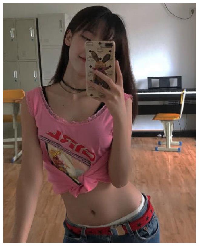 大家还记得多年前在网络爆红的"剪刀手女孩"黄婷婷吗?