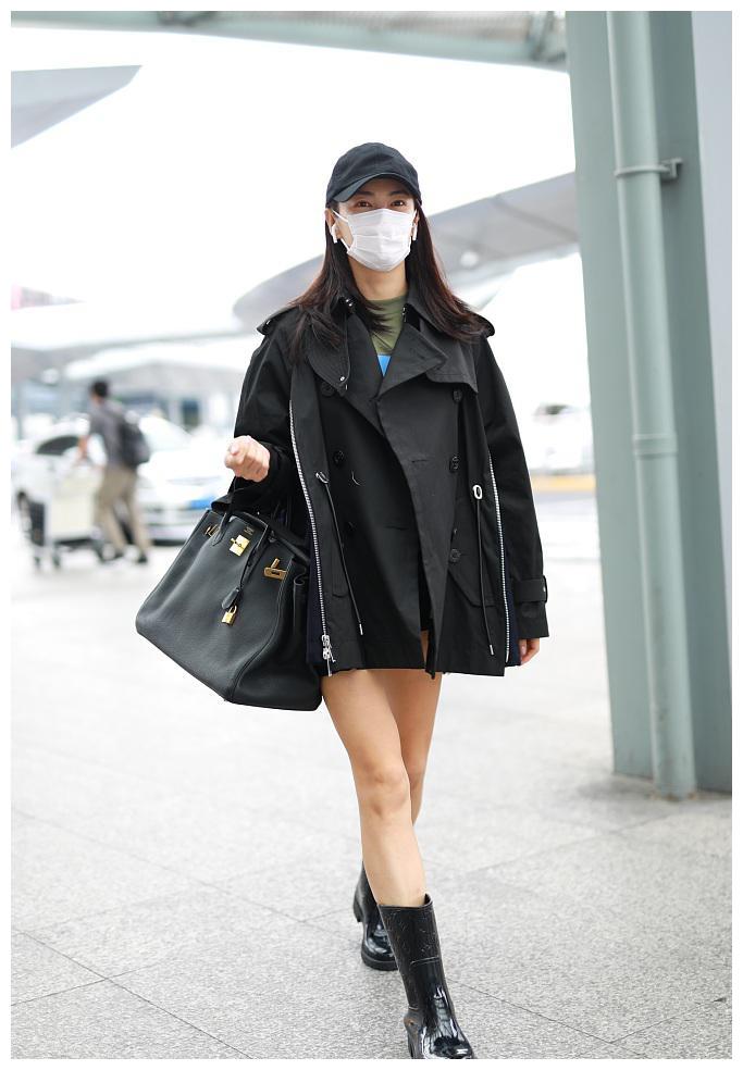 张雨绮穿风衣配雨靴秀美腿 全黑look贵气十足