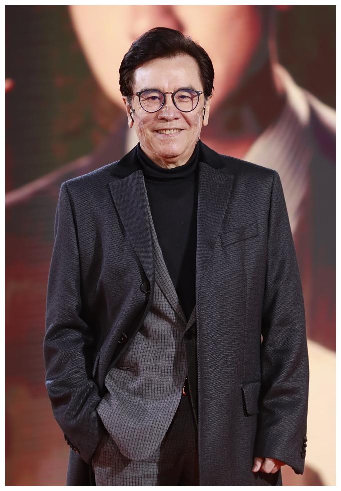 姜大卫罕见出席活动,一身西装成熟稳重,张宝儿何依婷也前来参加__财经