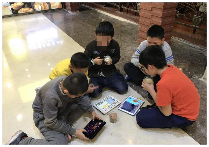 熊孩子脚踩地铁座椅,手吊杆上“荡秋千”,家长一旁扶着:别摔了休闲区蓝鸢梦想 - Www.slyday.coM 熊孩子脚踩地铁座椅,手吊杆上“荡秋千”,家长一旁扶着:别摔了休闲区蓝鸢梦想 - Www.slyday.coM