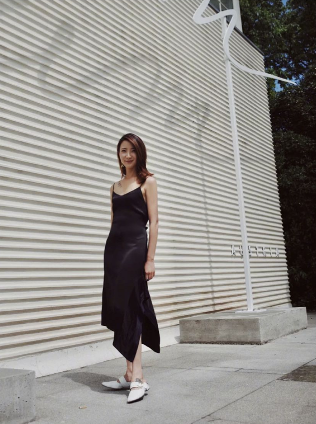 陈赫前妻许婧男友面前穿吊带,大秀细腰美背,火辣身材超性感