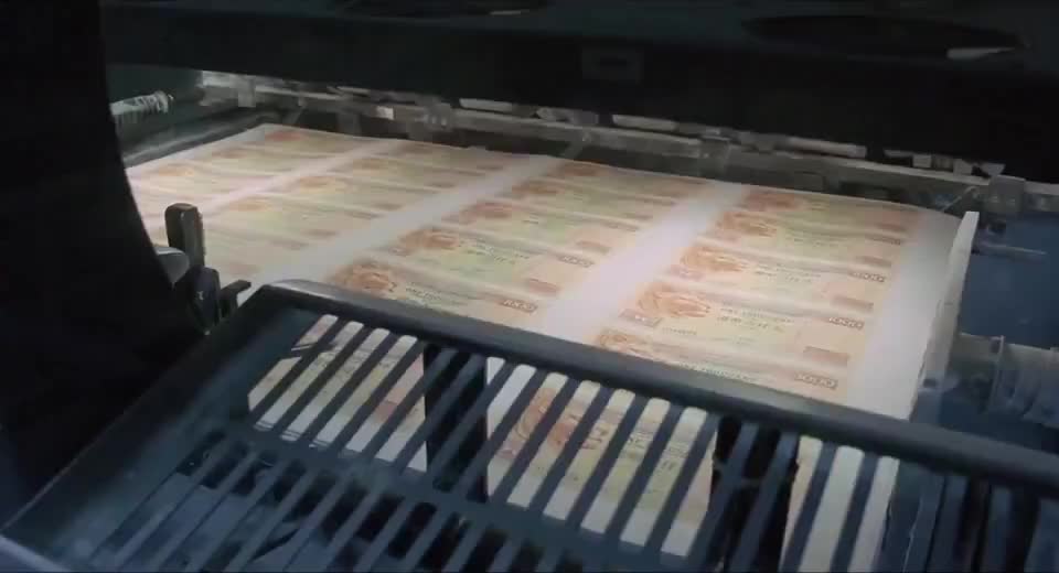 刘青云在印钞机上做手脚,以为发大财了,结果印出的钱明年才能用