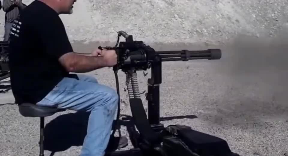 现场直拍m134 火神机炮1000发连续射击,场面极度震撼!